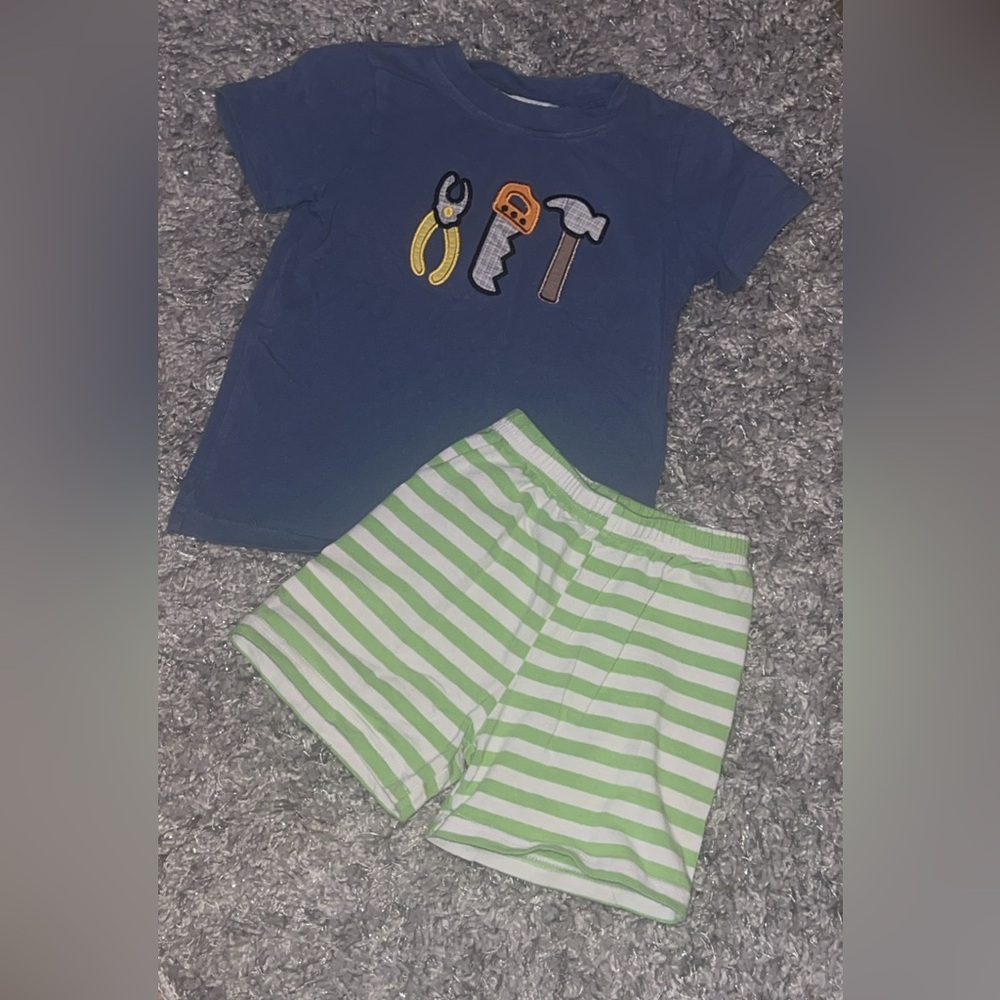 Boys outfit/ shirt/ shorts set 2t